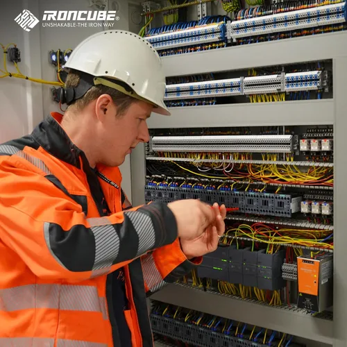 Miniatura 9 de IRONCUBE Juego de destornilladores aislados para electricista: 6 piezas de herramientas magnéticas profesionales de 1000V con mangos duraderos