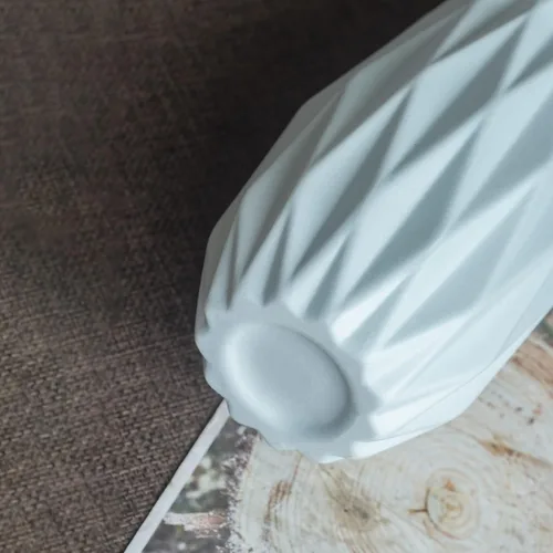 Miniatura 7 de Jarrón de cerámica blanca simple, moderno jarrón de porcelana para decoración del hogar, diseño de origami, arreglo floral, decoración de accesorios