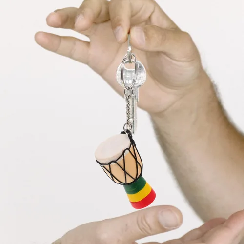 Miniatura 2 de Ciieeo Juego de 3 llaveros de tambor africano, mini llaveros de tambor Djembe de madera maciza, adornos artesanales, recuerdos para viajes
