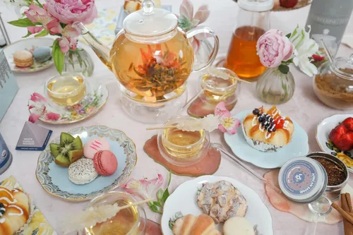 Miniatura 2 de Tetera de vidrio Teabloom segura para estufa y microondas con infusor de té de vidrio extraíble – Incluye 2 tés florecientes – Hervidor de té
