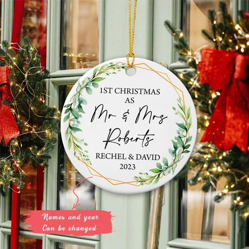 Miniatura 2 de Adorno de 1ª Navidad como el señor y la señora 2025, adorno de cerámica casado nuestra primera Navidad, adorno personalizado de Mr & Mrs para Adorno