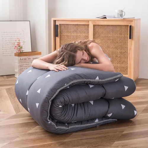 Miniatura 7 de MAXYOYO Colchón de Piso de Futón Japonés con Estampado de Triángulos Grises, Almohadilla Gruesa para Dormir, Cama de Piso Enrollable, Colchón