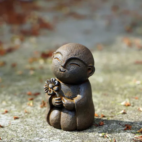 Miniatura 4 de OwMell Estatua de monje japonés de Jizo, figura de Buda Jizo, estatua conmemorativa del acuario, adorno de flores de hierro