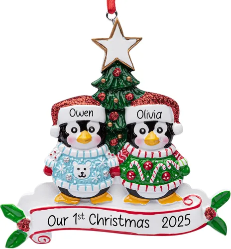 Adorno de pareja de suéter navideño feo personalizado 2026 | Familia de 2 pingüinos para árbol de Navidad | Recuerdo personalizado único de nuestra