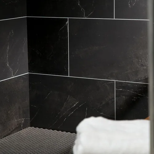 Miniatura 3 de Palisade Kit envolvente de ducha y bañera de azulejos de vinilo entrelazados de 25.6 pulgadas x 14.8 pulgadas en hielo negro Negro (Black Ice)
