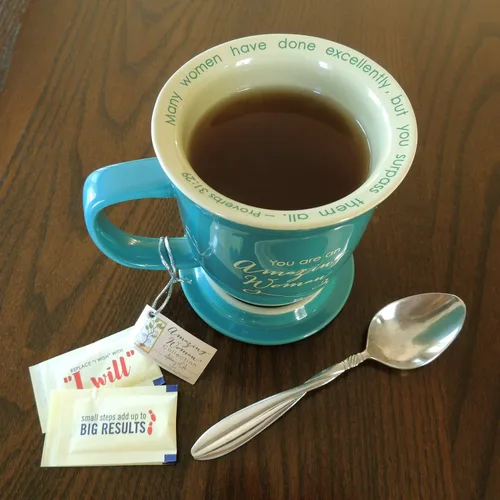 Miniatura 13 de Abbey Gift Amazing Woman - Juego de tazas y posavasos de cerámica, multicolor, "4 1⁄2 x 10 1⁄8 x 1"" (56876T)