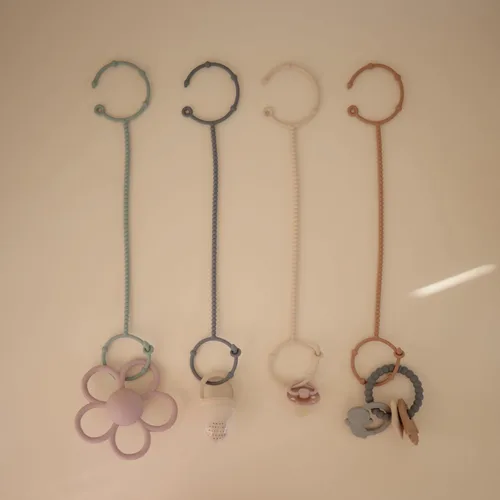 Miniatura 9 de mushie Correas ajustables de silicona para juguetes, paquete de 2 Soporte para accesorios de bebé para viajes, cochecito, silla alta