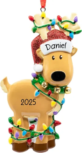 Adorno de Navidad personalizado de reno 2026 – Personalización gratuita | Figura de ciervo con sombrero de Papá Noel enredado en luces para árbol de