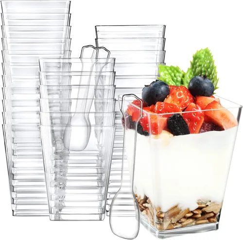 Eupako - Juego de 50 vasos de postre cuadrados de plástico transparente de 5 oz con cucharas, vasos pequeños de plástico transparente, ideales para