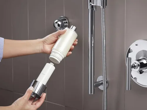 Miniatura 6 de Kohler 30646-CP Sistema de filtración de agua de ducha acuífero, reduce el cloro y el olor, incluye reemplazo de filtro, cromo pulido