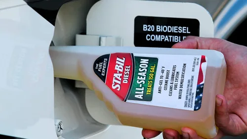 Miniatura 7 de STA-BIL Diesel Todo-Temporada - Anticongelante - Impulso de Cetano - Limpia y Lubrica el Sistema de Combustible - Demulsificación de Agua - Trata