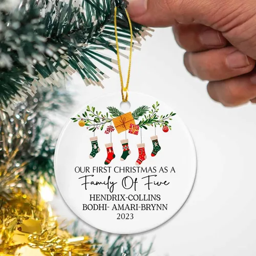 Miniatura 5 de Adorno de cerámica personalizado de cinco medias con nombres y año personalizados, nuestra primera Navidad como familia de cinco, nuestros primeros