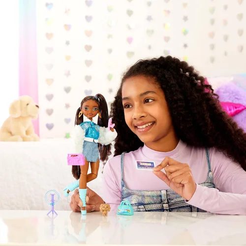 Miniatura 2 de Set de juego Barbie Dream Besties, muñeca posable Brooklyn con cabello largo negro, 9 accesorios con temática musical