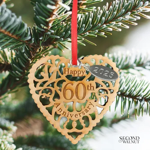 Miniatura 2 de Adorno de 60 aniversario con fecha y fecha para colgar, corazón de madera feliz para parejas, hermoso detalle de madera en forma de corazón