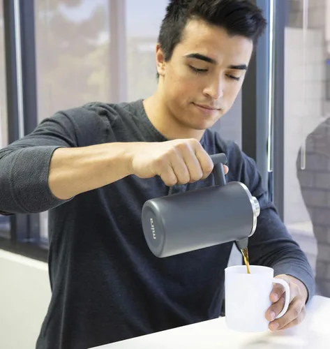 Miniatura 2 de MIRA Prensa francesa aislada de 20 onzas, cafetera y té de acero inoxidable, cafetera con control de temperatura de doble pared, color azul perla
