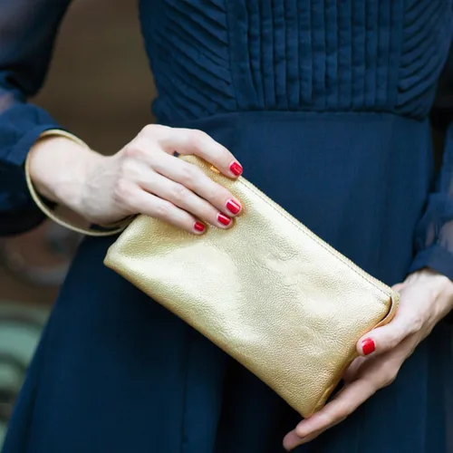 Miniatura 9 de Humble Chic bolsa pequeña de piel vegana, para usar cruzada o cartera con ajuste de pulsera, incluye hombro ajustable y correa para muñeca. Oro