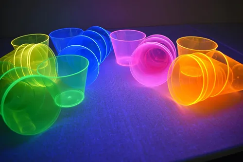 Miniatura 4 de DIRECTGLOW LLC Copas de fiesta de 25 quilates reactivas a la luz negra de 9 onzas con 5 globos de luz negra (multicolor)