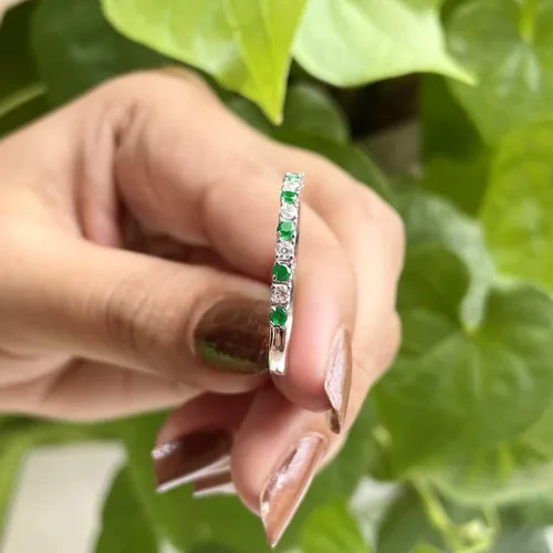 Miniatura 5 de Alianza de boda de media eternidad con esmeralda verde alternativa y diamante blanco para mujer, anillo de boda de esmeralda verde con acabado