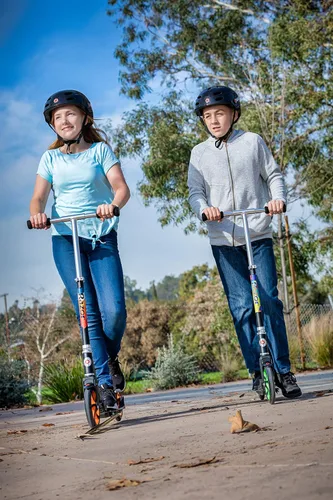 Miniatura 4 de Razor A5 Lux Kick Scooter for Kids Ages 8+ - 8" Urethane Wheels, Aluminum Frame, Anodized Finish Featuring Bold Colors and Graphics, for Riders up