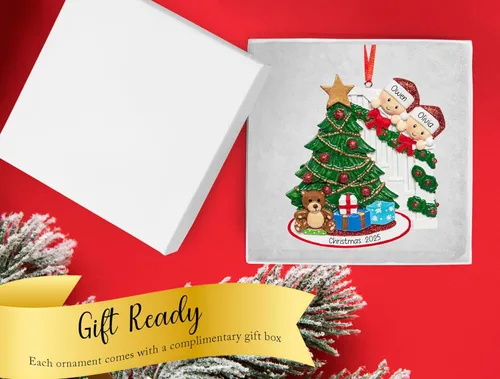 Miniatura 4 de Adorno de Navidad personalizado para parejas que se asoman 2026 Nuestro primer recuerdo de Navidad juntos - Regalo de amor para citas Familia