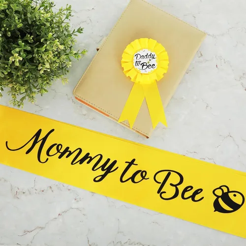 Miniatura 4 de Decoraciones de baby shower, 2 paquetes de banda amarilla de mamá a abeja y insignia de papá a abeja, decoraciones de revelación de género de abeja