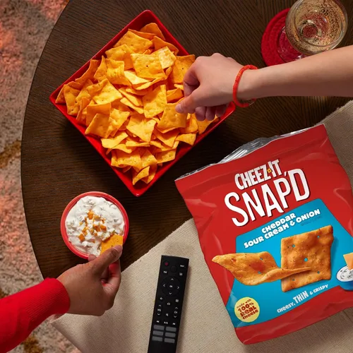 Miniatura 8 de Cheez-It Snap'd Chips de Galletas de Queso, Crujientes Delgadas, Aperitivos para el Almuerzo, Cheddar Crema Agria y Cebolla, Caja de 45oz (6 Bolsas)