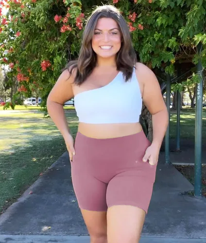 Miniatura 3 de NEW YOUNG Paquete de 3 pantalones cortos de ciclismo de talla grande con bolsillos para mujer, pantalones de yoga de cintura alta de 8 pulgadas