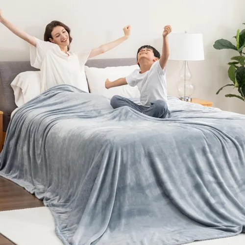 Miniatura 4 de Berkshire Blanket Cobija de cama VelvetLoft® clásica de terciopelo sólido tamaño Queen, cobija de felpa ligera y suave para cama y sofá, color Negro