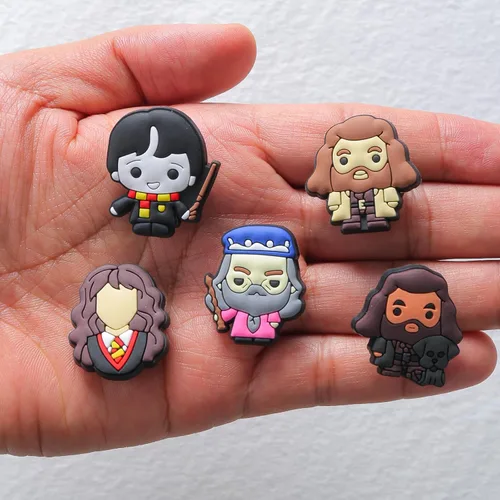 Miniatura 7 de GZLSXCL Lote de 25 pines de Harry para zapatos, dibujos animados geniales para sandalias de cocodrilo y decoración de zapatos, Cloruro