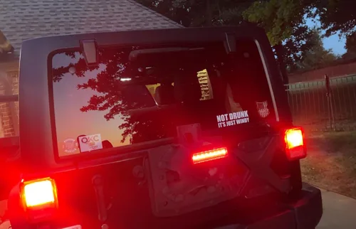 Miniatura 7 de iJDMTOY OE - Conjunto de luz LED estroboscópica con lente roja estilo coche de carreras, con 3ª luz de freno sin base compatible con Jeep Wrangler