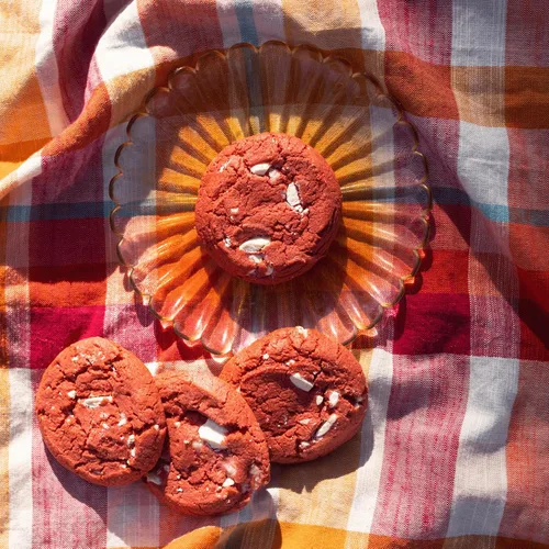 Miniatura 6 de The Cravory: Galletas Red Velvet - 12 galletas, 2.0 onzas cada una, envueltas individualmente, gourmet, horneadas frescas, postres, aperitivos