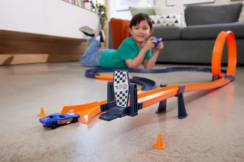 Miniatura 2 de Conjunto de coche de juguete Hot Wheels RC con vehículo de control remoto a escala 1:64 y más de 30 piezas de pista de carreras para crear múltiples