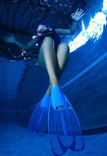 Miniatura 2 de Cressi - Aletas de esnórquel para adultos con bolsillo para pie ajustable y cómodo Perfecto para viajar Agua: Fabricado en Italia Azul