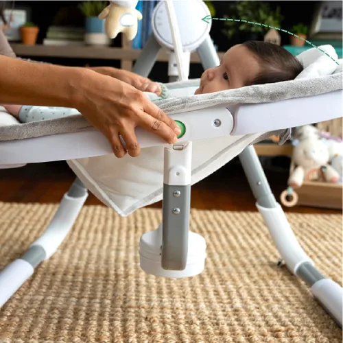 Miniatura 10 de Ingenuity Anyway Sway - Columpio portátil plegable de 5 velocidades y asiento infantil multidireccional con vibraciones, sonidos de la naturaleza