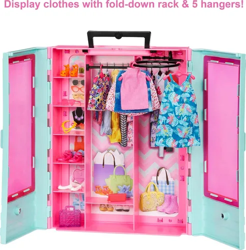 Miniatura 4 de Set de armario de Barbie con 3 conjuntos, accesorios de estilo y perchas, ropa para mezclar y combinar para más de 50 looks
