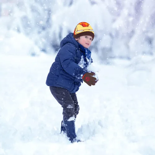 Miniatura 4 de Marvel Avengers - Juego de sombreros de invierno y guantes de nieve para niños y niños pequeños con lindos guantes y gorro suave, pompones esponjosos
