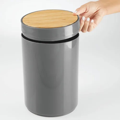 Miniatura 5 de mDesign Basurero de plástico redondo pequeño - Papelera de basura con contenedor de tapa de cierre oscilante - Papelera de baño - Sostiene residuos