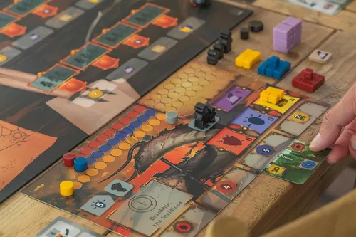 Miniatura 8 de Stonemaier Games: Péndulo por Travis P Jones Un juego de mesa de estrategia de colocación de trabajadores, optimización del tiempo El tiempo es
