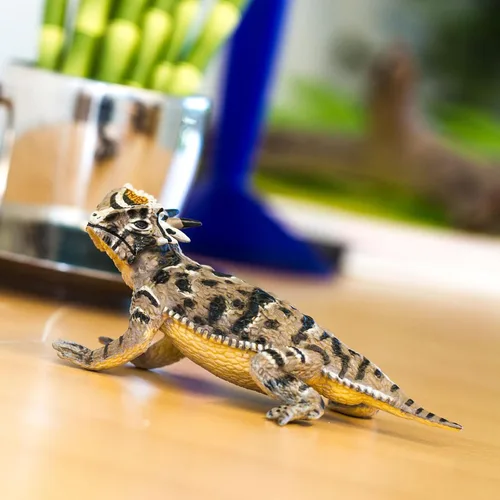 Miniatura 5 de Safari Ltd. Figura de lagarto con cuernos, figura realista de 5.25 pulgadas, juguete educativo para niños, niñas y niños a partir de 3 años