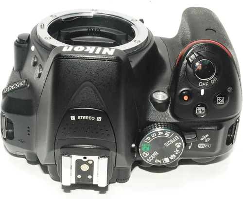 Miniatura 4 de Nikon D5300 Cámara digital SLR CMOS de 24.2 MP con lente de zoom NIKKOR de 0.709-2.165 in f/3.5-5.6G ED VR II Auto Focus-S DX NIKKOR - Versión