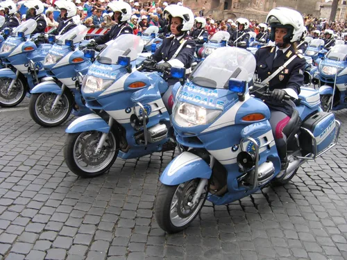 Miniatura 4 de 1997 R 500 Lira Italia Moneda Celebrando "Polizia Stradale" La Policía de Tráfico Italiana. 500 Lira Calificada Por Vendedor Circulado Condición