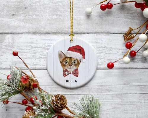 Miniatura 3 de Andaz Press Adorno redondo personalizado de cerámica para árbol de Navidad, abisinio, corona de acebo, sombrero de Papá Noel, con gráfico de gato