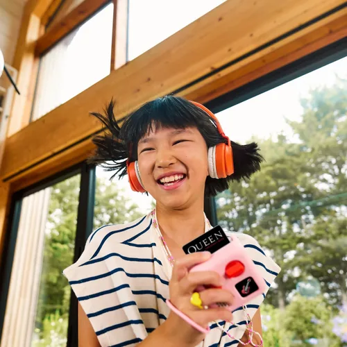 Miniatura 5 de Yoto Mini (Edición 2024) + Paquete Disney Pixar – Reproductor de audio Bluetooth sin pantalla para niños, dispositivo de viaje todo en uno