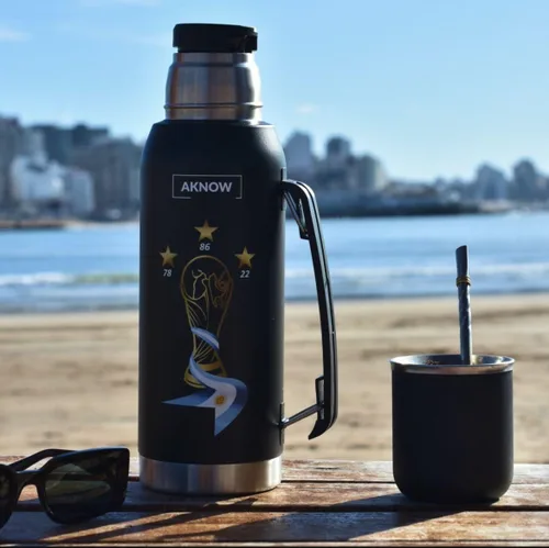 Miniatura 4 de Thermo Argentino mate agua Copa del Mundo Botella de acero inoxidable con bandera argentina 1LT (negro)