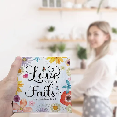 Miniatura 6 de Letrero de madera con texto en inglés "Love Never Fails" de 1 Corinthians 13:8, letrero de madera con versículo bíblico, decoración de escritorio