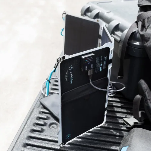 Miniatura 3 de Paleblue Approach 2 Cargador de panel solar portátil – 21 vatios – Cargador solar plegable de triple panel con puertos USB duales, cables de agarre