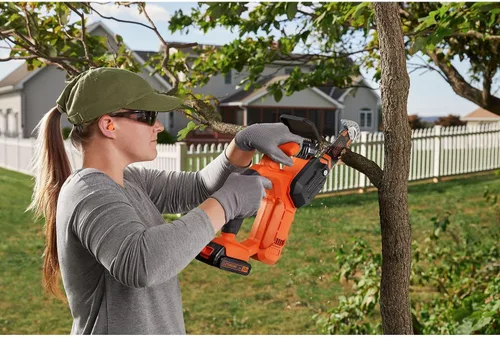 Miniatura 5 de BLACK+DECKER 20V MAX Kit de motosierra de poda, incluye batería y cargador (BCCS320C1)