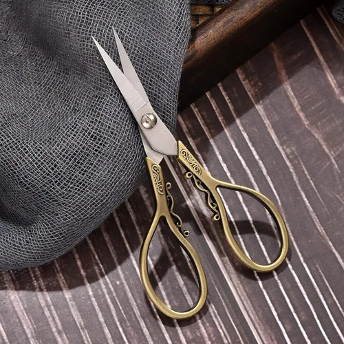 Miniatura 7 de Tijeras pequeñas con detalles de precisión, tijeras de bordado vintage de punta afilada de 4.3 pulgadas, con funda para manualidades, costura, punto