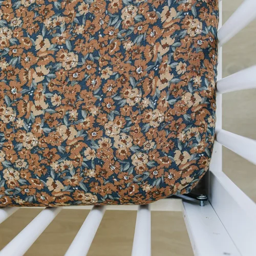Miniatura 13 de Sábana de cuna de muselina Autumn Bloom de Mebie Baby, sábanas suaves y transpirables para bebés, ropa de cama moderna y neutral para cunas, sábana