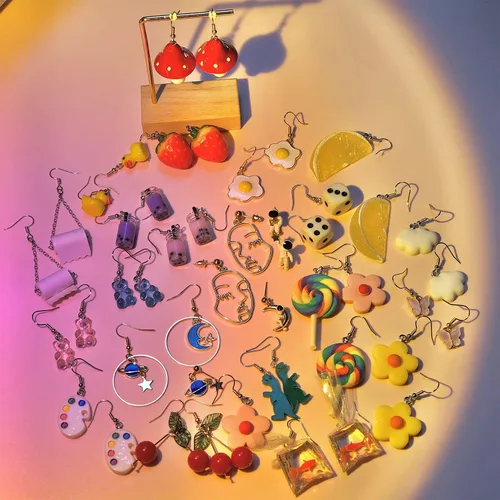 Miniatura 2 de 24 pares de aretes colgantes extraños para mujeres y niñas planeta astronauta luna y estrellas oso de dinosaurio piruleta pez fresa hongo flores